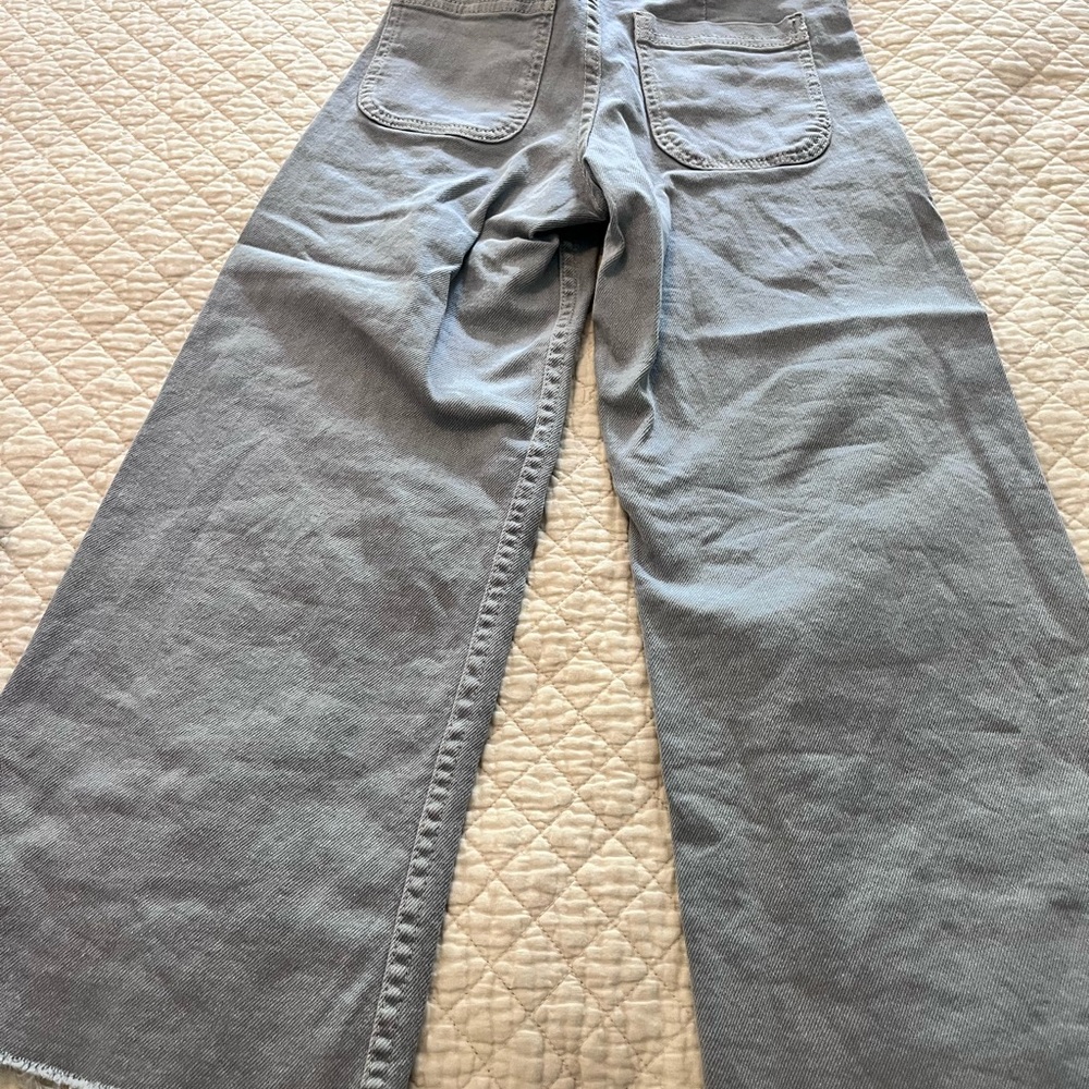 Adorable kids size 8 Gray Jeans - Picture 2 of 3